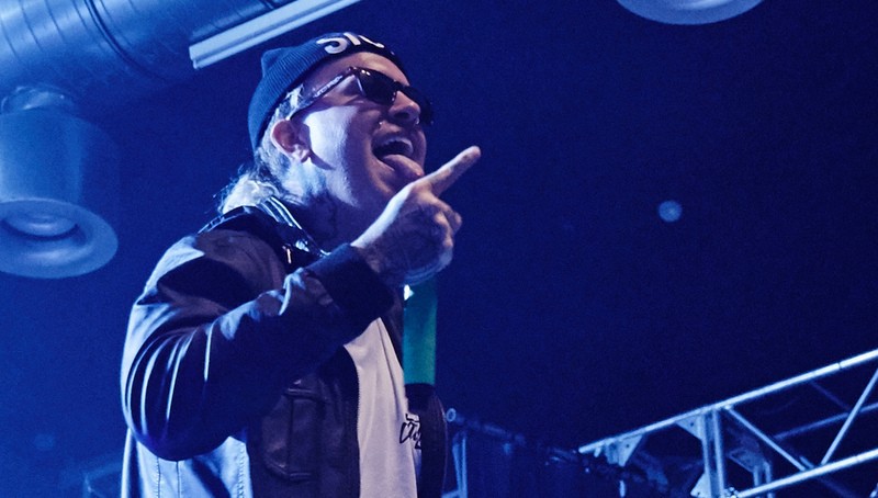 Chris Fronzak mit Attila 2016 im Berliner Huxleys