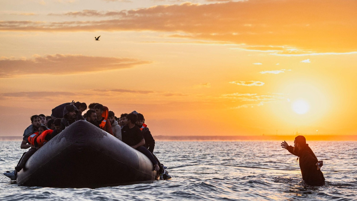 Auf dem Ärmelkanal: Migranten in einem Schlauchboot