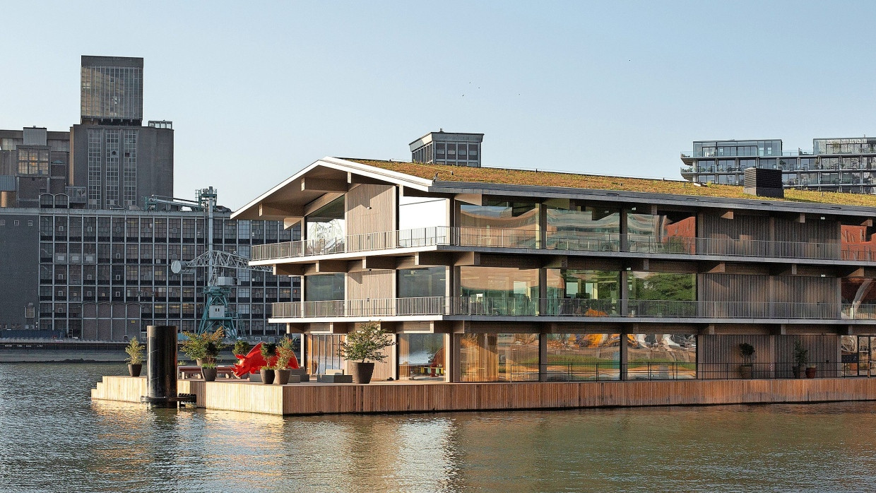 Auf dem Wasser sicher vor dem Wasser: Das Floating Office Rotterdam des Büros Powerhouse Company lässt sich von Starkregen und steigendem Meeresspiegel nicht beeindrucken.
