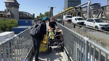 Fußgängerweg auf der Elsenbrücke in Berlin.