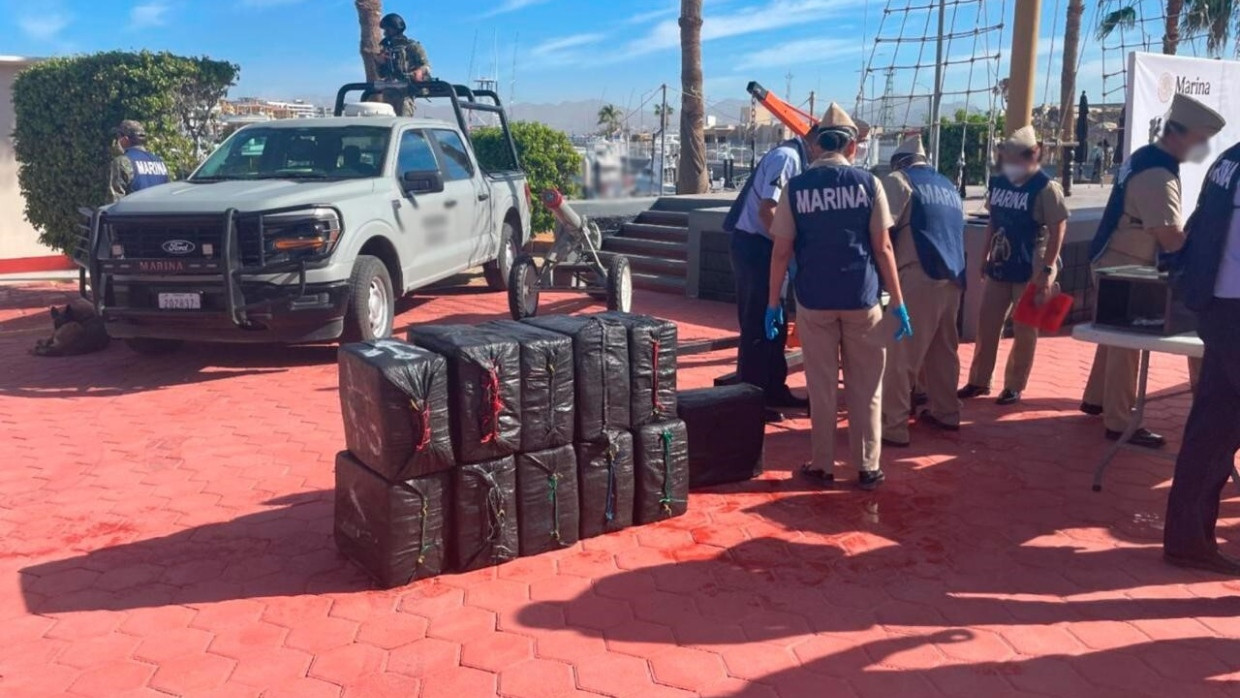 Auf diesem Bild der mexikanischen Marine wird ein Einsatz durchgeführt, nachdem ein Drogenschiff mit 4,5 Tonnen Kokain entdeckt wurde.