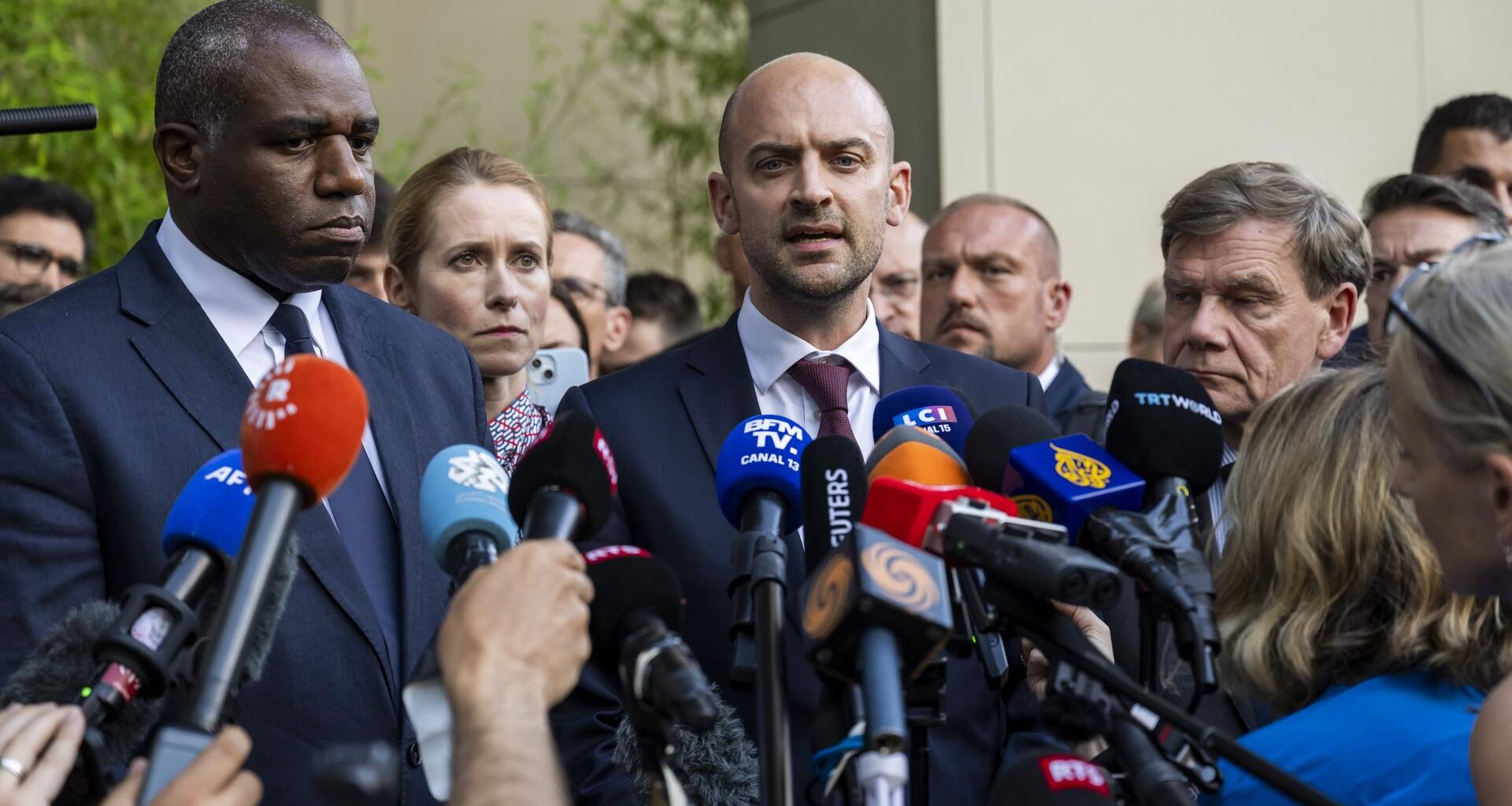 Der britische Außenminister David Lammy, Frankreichs Minister für Europa und Auswärtige Angelegenheiten, Jean-Noel Barrot, und der deutsche Außenminister Johann Wadephul sprechen mit Medienvertretern