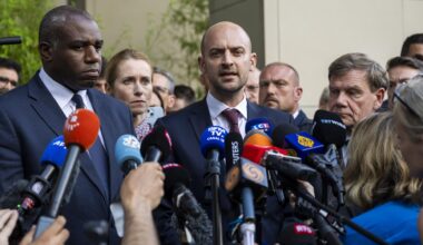 Der britische Außenminister David Lammy, Frankreichs Minister für Europa und Auswärtige Angelegenheiten, Jean-Noel Barrot, und der deutsche Außenminister Johann Wadephul sprechen mit Medienvertretern