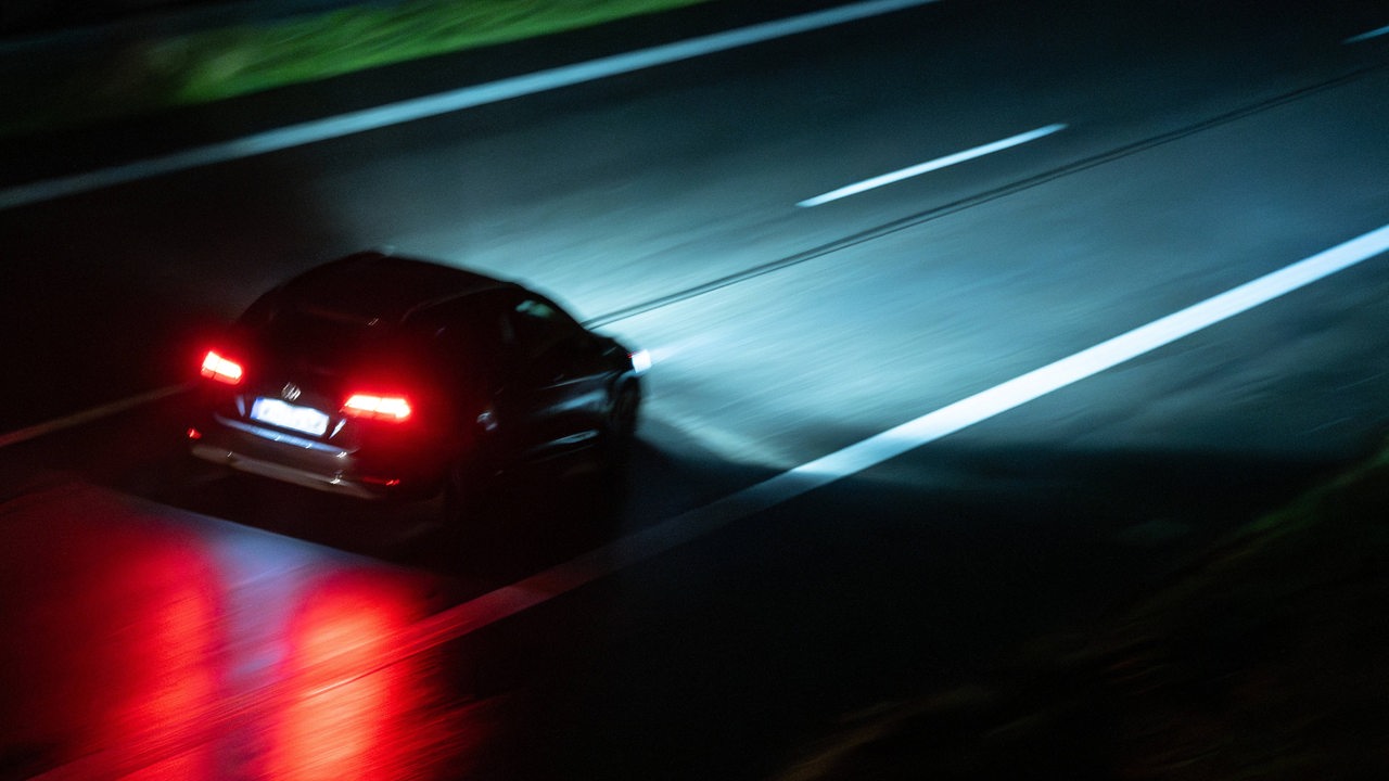 Unbekannte werfen 2 Fahrräder auf Autobahn in Bremen