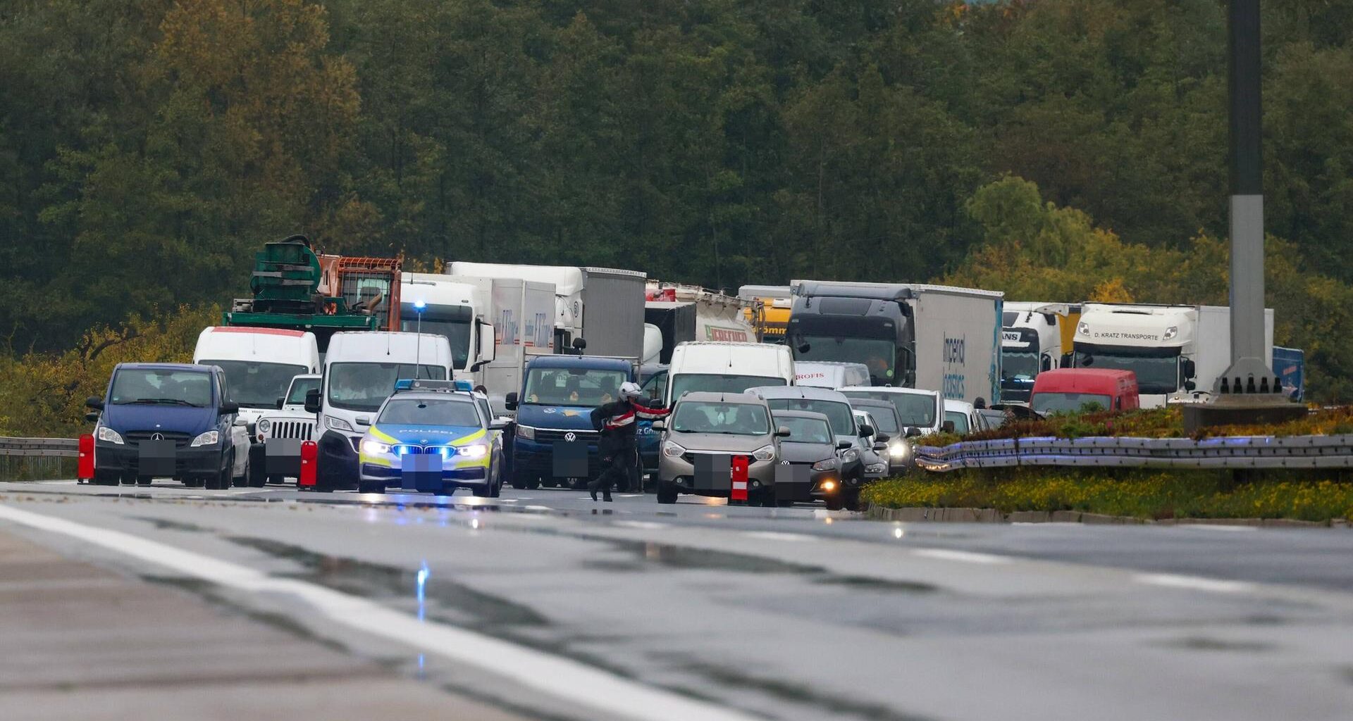 A5 bei Gießen gesperrt: Umgekippter Lkw verliert Gefahrgut | hessenschau.de