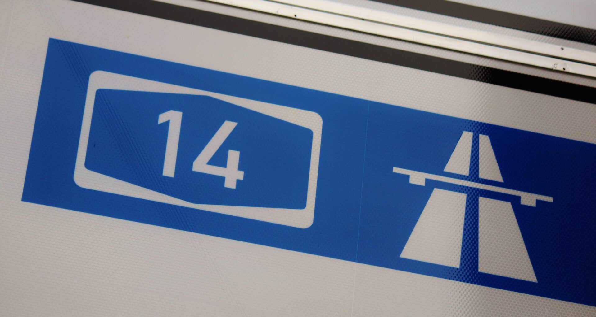 A 14: Verkehrsunfall mit Vollsperrung in beide Fahrtrichtungen
