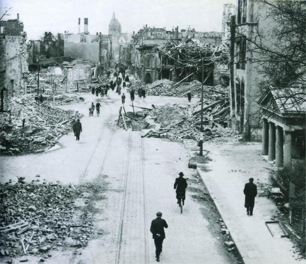 Der Rosenplatz in OSnabrück glich im Frühjahr 1945 einer Trümmerwüste. 