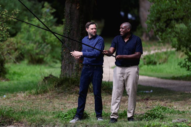 Der amerikanische Vizepräsident J. D. Vance (links) mit dem britischen Aussenminister David Lammy am 8. August beim Fischen.