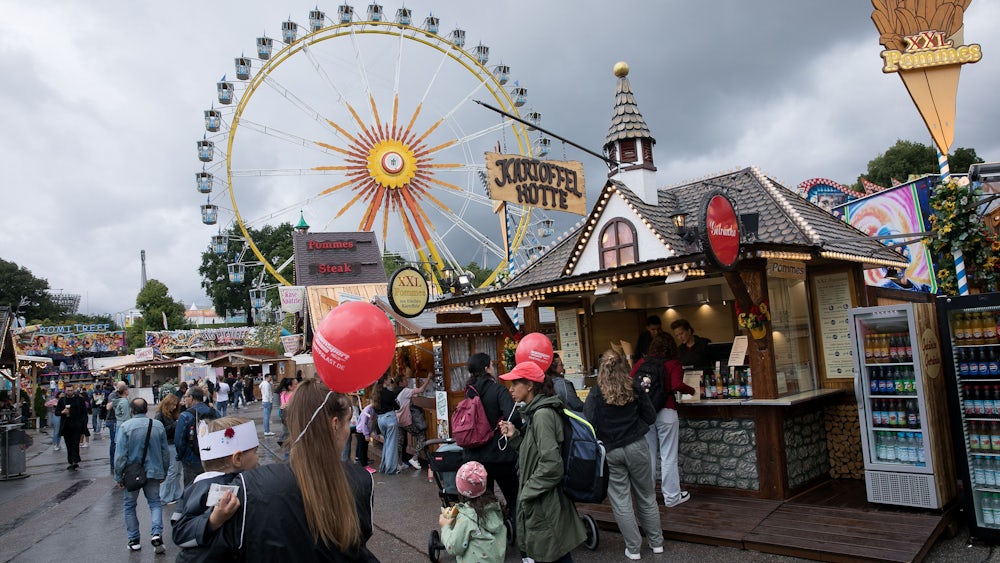 Beim Sommerfestival im Olympiapark drehen am Wochenende Hartgesottene ihre Runden im Regen.