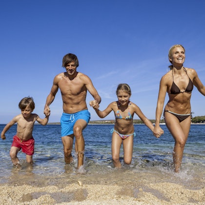 Familie im Sommerurlaub, beim Baden am Strand (model-released) Copyright: xMEVx ALLMVPC760705

Family in Summer vacation the bath at Beach Model released Copyright xMEVx ALLMVPC760705