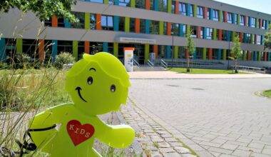 Ein Aufsteller weist Autofahrer zum Schulstart auf achtsames Fahren hin. Freie Schulen müssen derweil nun noch mehr auf ihre Finanzen Acht geben.