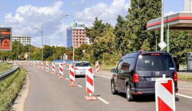 Wie hier an der Tankestelle an der Magistrale wurde ein Teil der Fahrbahn abgesperrt, damit Querungen gebaut werden können.