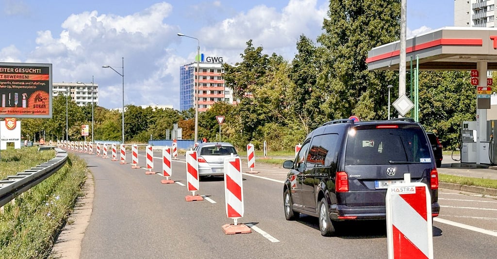 Wie hier an der Tankestelle an der Magistrale wurde ein Teil der Fahrbahn abgesperrt, damit Querungen gebaut werden können.