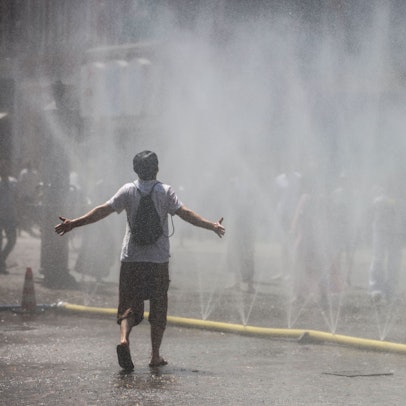 Ein Mann geht durch den Wassernebel in der Südstadt.