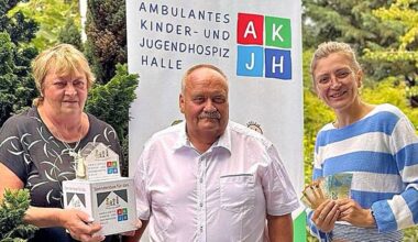 Monika und Dittmar Mäder (von links) übergeben Anika Brantien die Spende für das Hospiz.