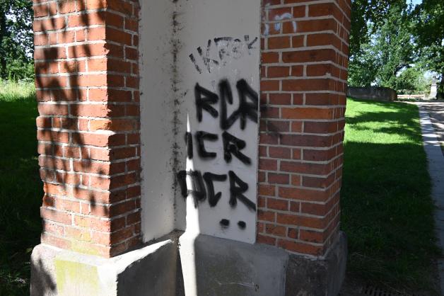 Schmiererei im Torbogen des Alten Friedhofs.