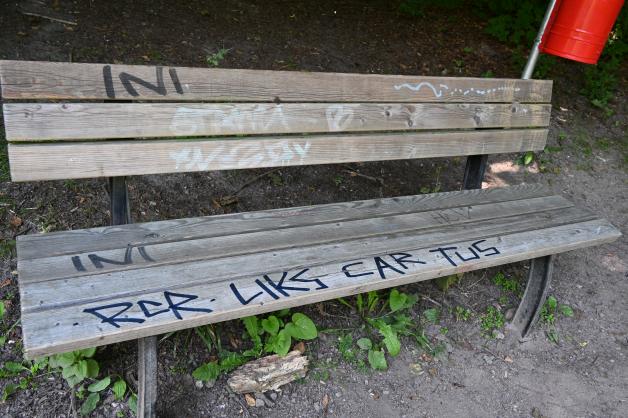 Auch diese Bank wurde beschmiert.