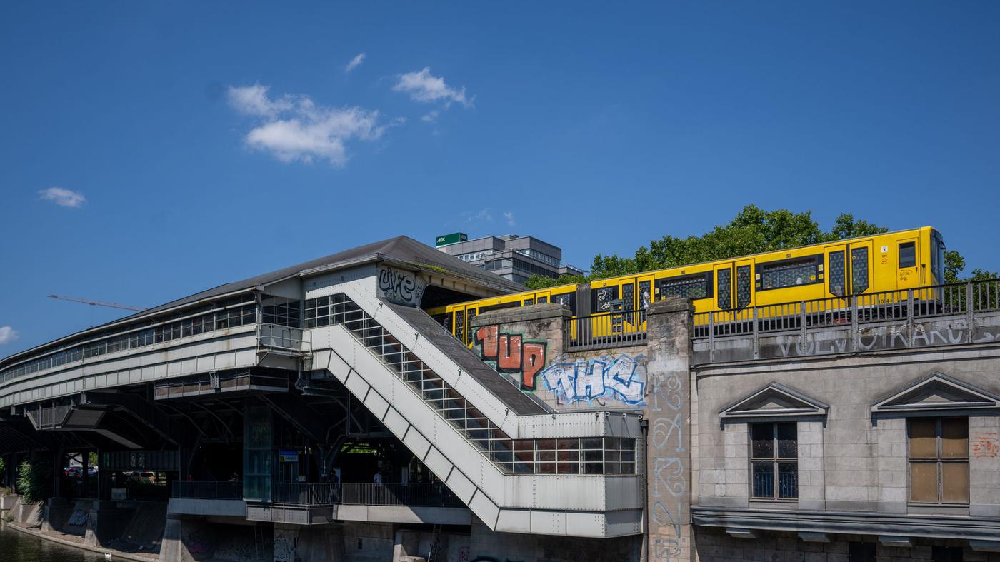 Unbekannte zünden Zelt eines Obdachlosen in Berlin-Kreuzberg an
