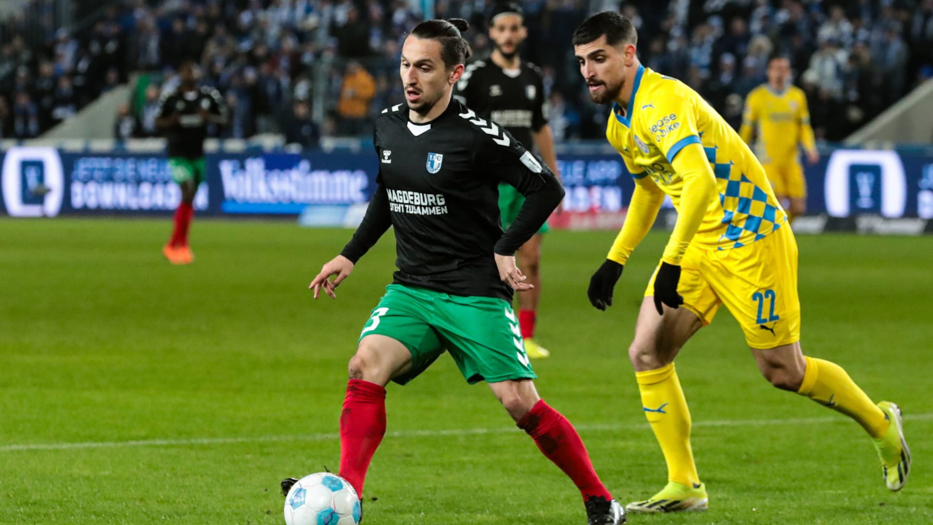 Baris Atik (l., 1. FC Magdeburg) im Duell mit Fabio Di Michele Sanchez (Eintracht Braunschweig): Die Teams treffen am 1. Spieltag aufeinander.