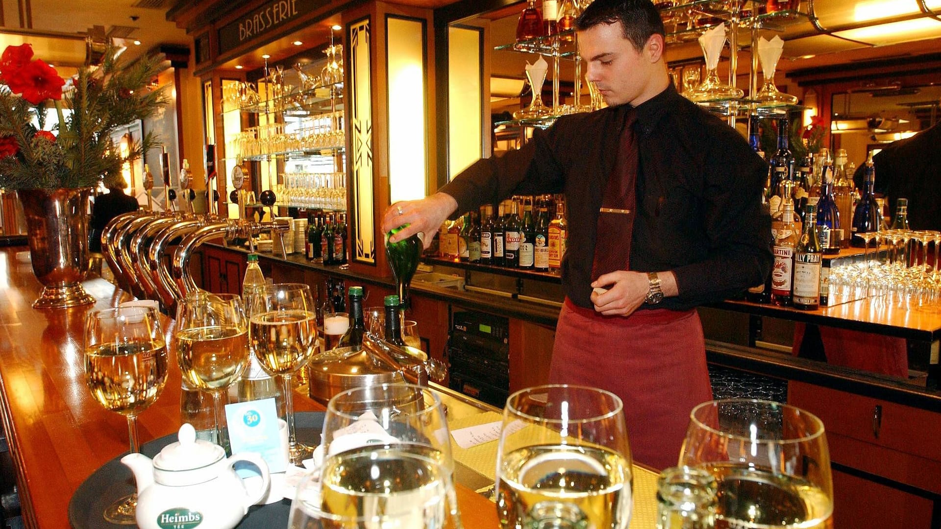 Barkeeper in der Brasserie am Gendarmenmarkt (Archivfoto): Das Lokal schließt nach 26 Jahren.