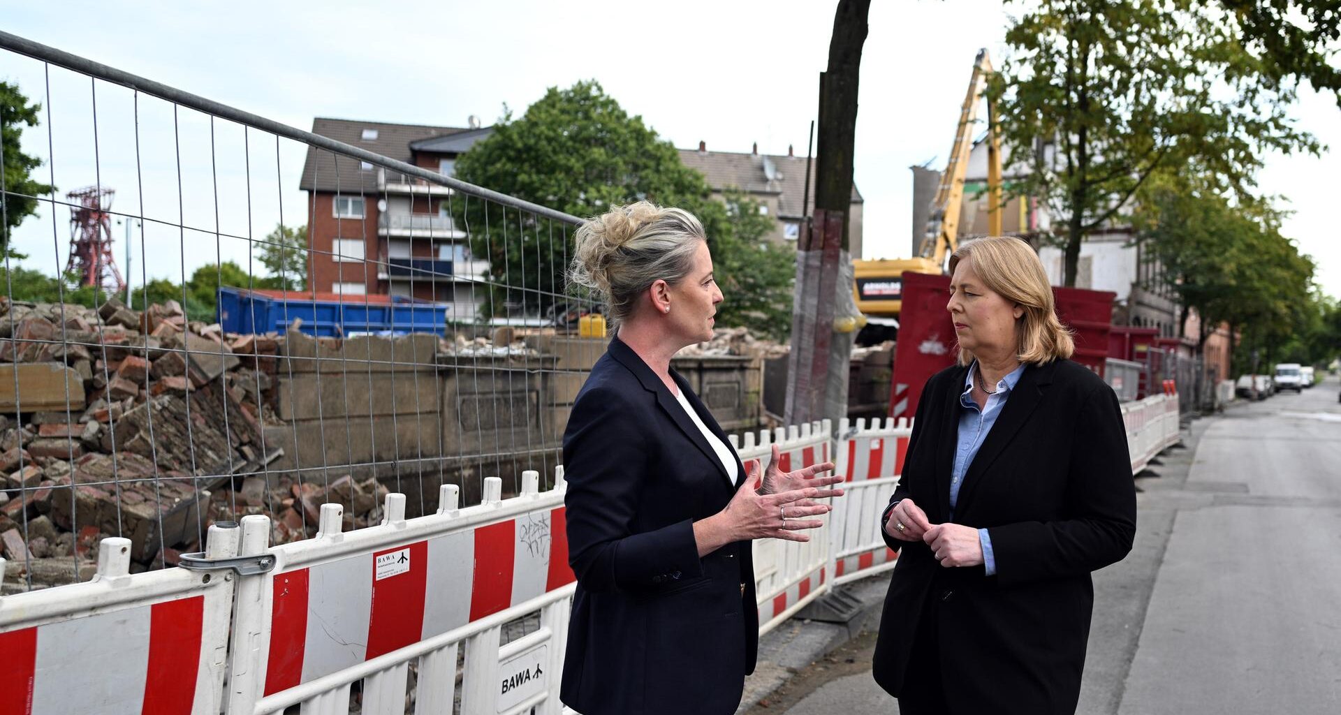 Bärbel Bas (r), SPD-Vorsitzende und die Oberbürgermeister-Kandidatin Andrea Henze (SPD) unterhalten sich bei einem Rundgang durch Gelsenkirchen Bismark.