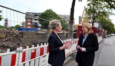 Bärbel Bas (r), SPD-Vorsitzende und die Oberbürgermeister-Kandidatin Andrea Henze (SPD) unterhalten sich bei einem Rundgang durch Gelsenkirchen Bismark.
