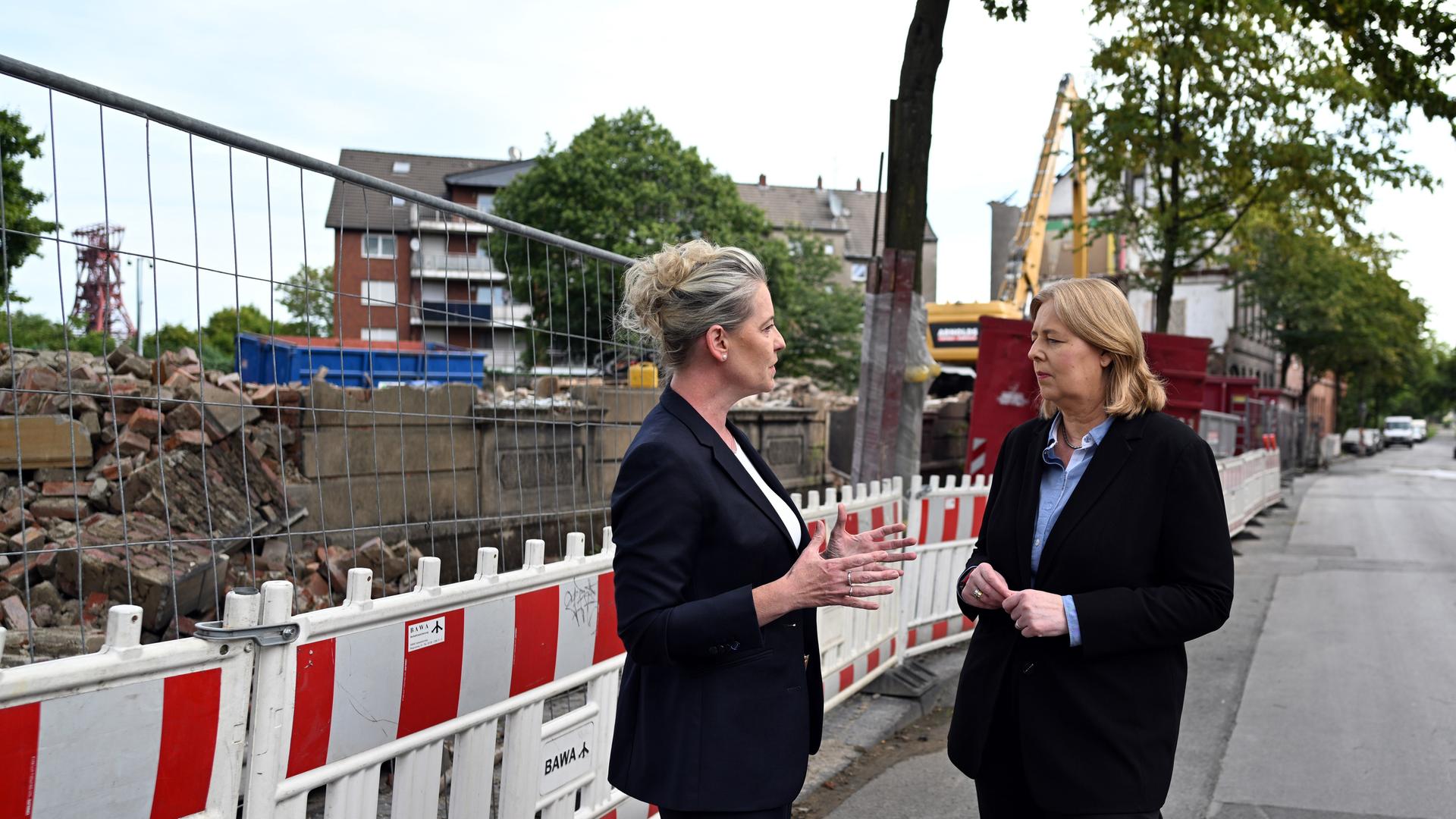 Bärbel Bas (r), SPD-Vorsitzende und die Oberbürgermeister-Kandidatin Andrea Henze (SPD) unterhalten sich bei einem Rundgang durch Gelsenkirchen Bismark.