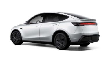 Rare sight: The "new" Model Y remains uncommon on European roads and still stands out in the street scene - in contrast to its predecessor.