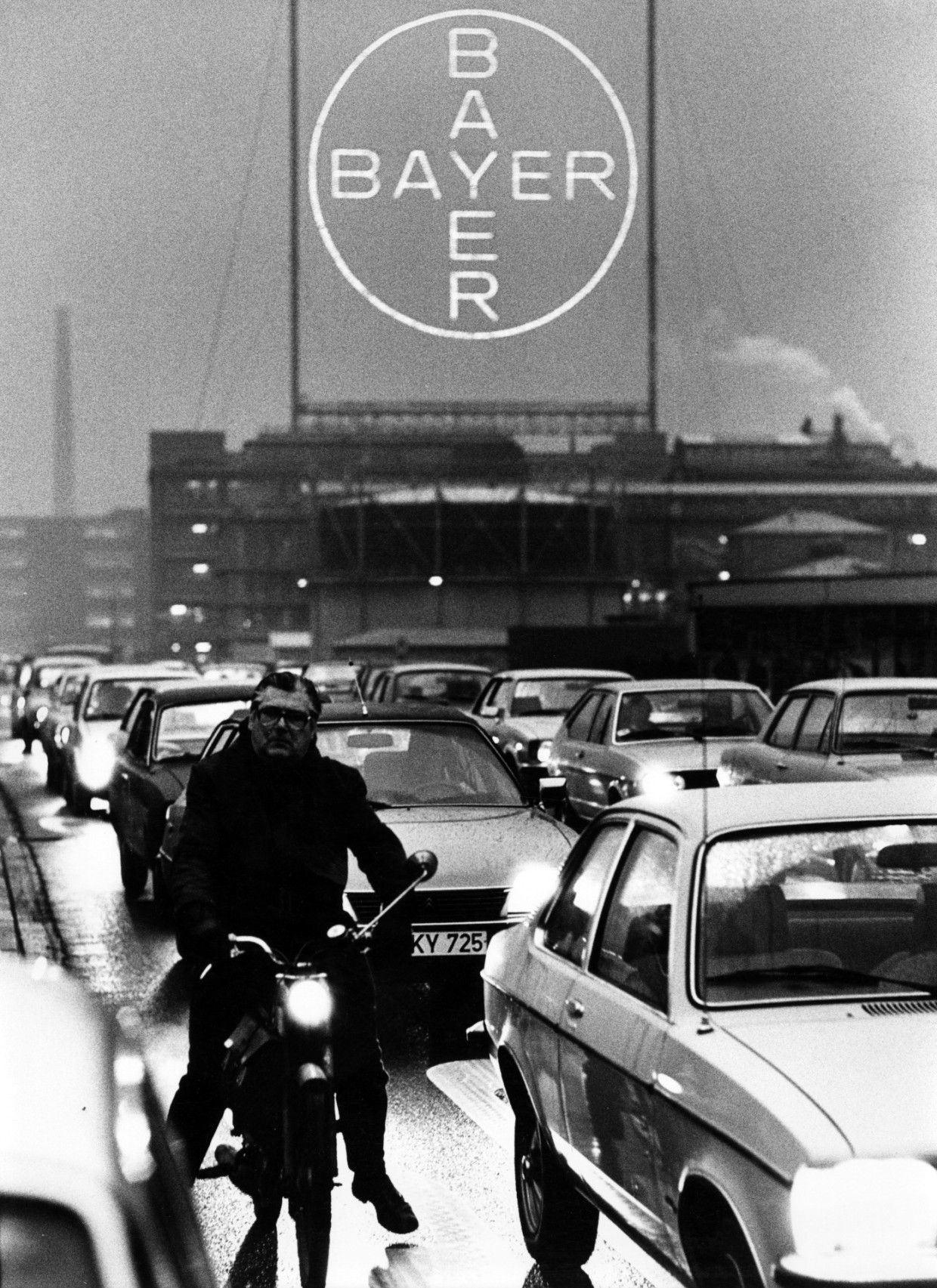 Bayer - Leverkusen, Schichtwechsel; ca. 1980