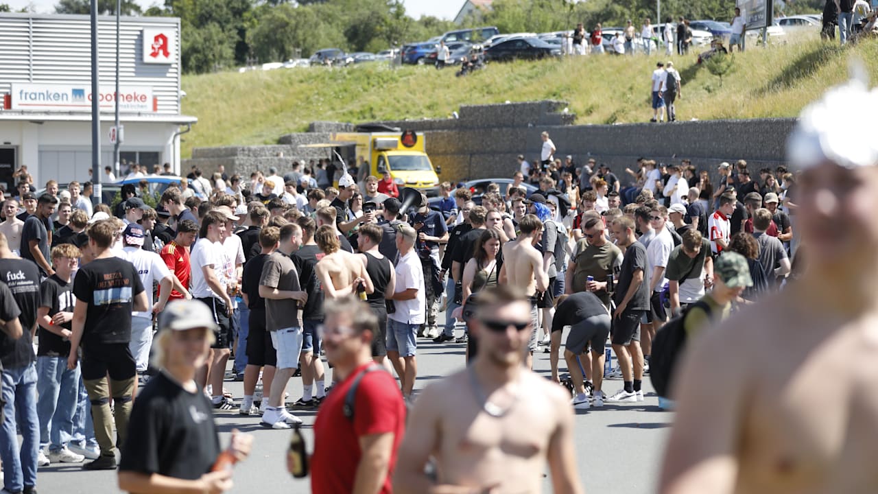 „Schanzenfest“ in Emskirchen: Tausende belagern Heimatdorf von Drachenlord | Regional