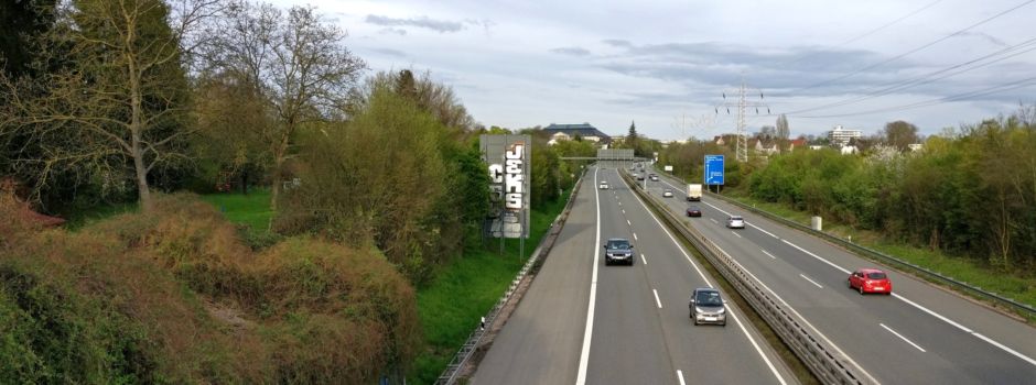 BMW rammt Auto auf A66 und flüchtet – Polizei sucht Zeugen