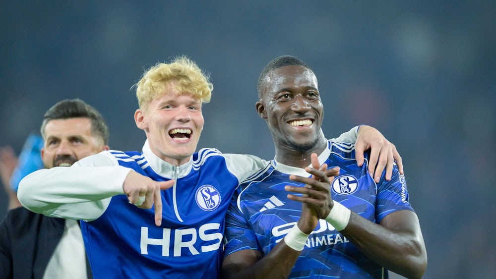 Bryan Lasme (r) war erneut der Matchwinner für die Schalker.
