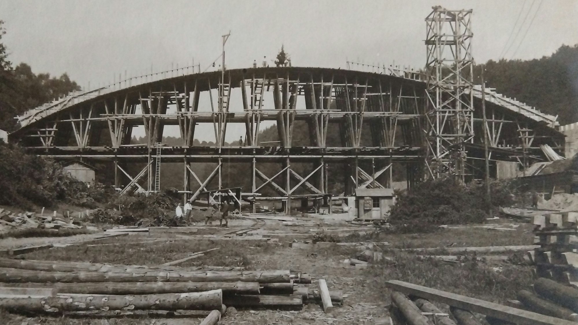 Die Ummigbachbrücke in Siegburg-Seligenthal  war eine technisch aufwendige Konstruktion. Sie wurde 1945 von der Deutschen Wehrmacht gesprengt, wie auch die weiteren 20 Bachüberquerungen.