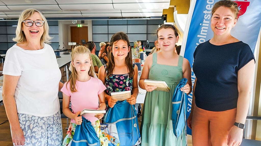 Bürgermeisterin  Marlies Cassuhn (links) und Bibliotheksleiterin Janina Freimann gratulierten Anny Charlotte Siegl, Jule Große-Allermann und Mathilda Kraus. Sie hatten die meisten Bücher gelesen.