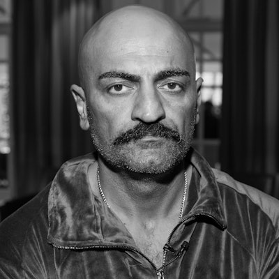 ARCHIV - 01.10.2022, Hamburg: Giwar Hajabi alias Xatar steht im Foyer eines Hotels. Hajabis Film «Rheingold» wurde im Rahmen des 30. Filmfests Hamburg im Cinemaxx vorgeführt. (zu dpa: «Wahre Deutschrap-Legende» - Rapper Xatar tot aufgefunden») Foto: Georg Wendt/dpa +++ dpa-Bildfunk +++