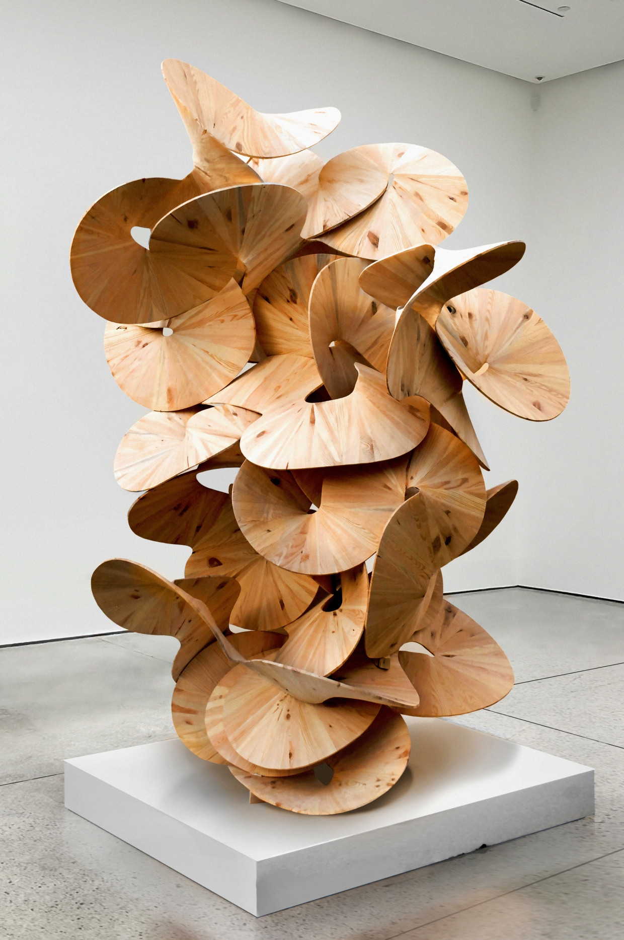 Bei Mario Mauroner: Koloman Wagners Kiefernholzskulptur „Galactic Symphony“, 2024, Höhe 235 Zentimeter