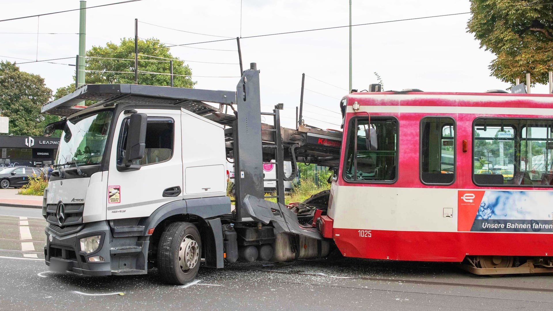Lastwagen kollidiert mit Straßenbahn in Duisburg