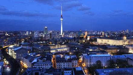 Blick auf Berlin Mitte am Abend mit dem Fernsehturm am Alexanderplatz, der Museumsinsel, dem roten Rathaus und dem Berliner Schloss im Humboldt Forum. 