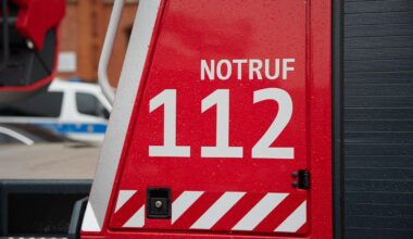 Feuerwehr rettet Mensch aus brennender Wohnung in Berlin