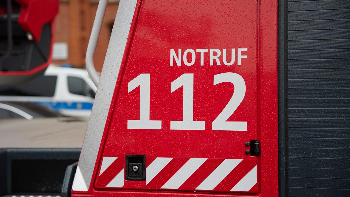 Feuerwehr rettet Mensch aus brennender Wohnung in Berlin