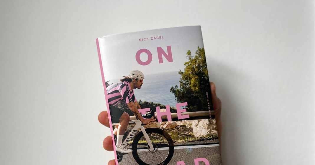 Rick Zabel mit seinem Buch "On the Road": Buchkritik