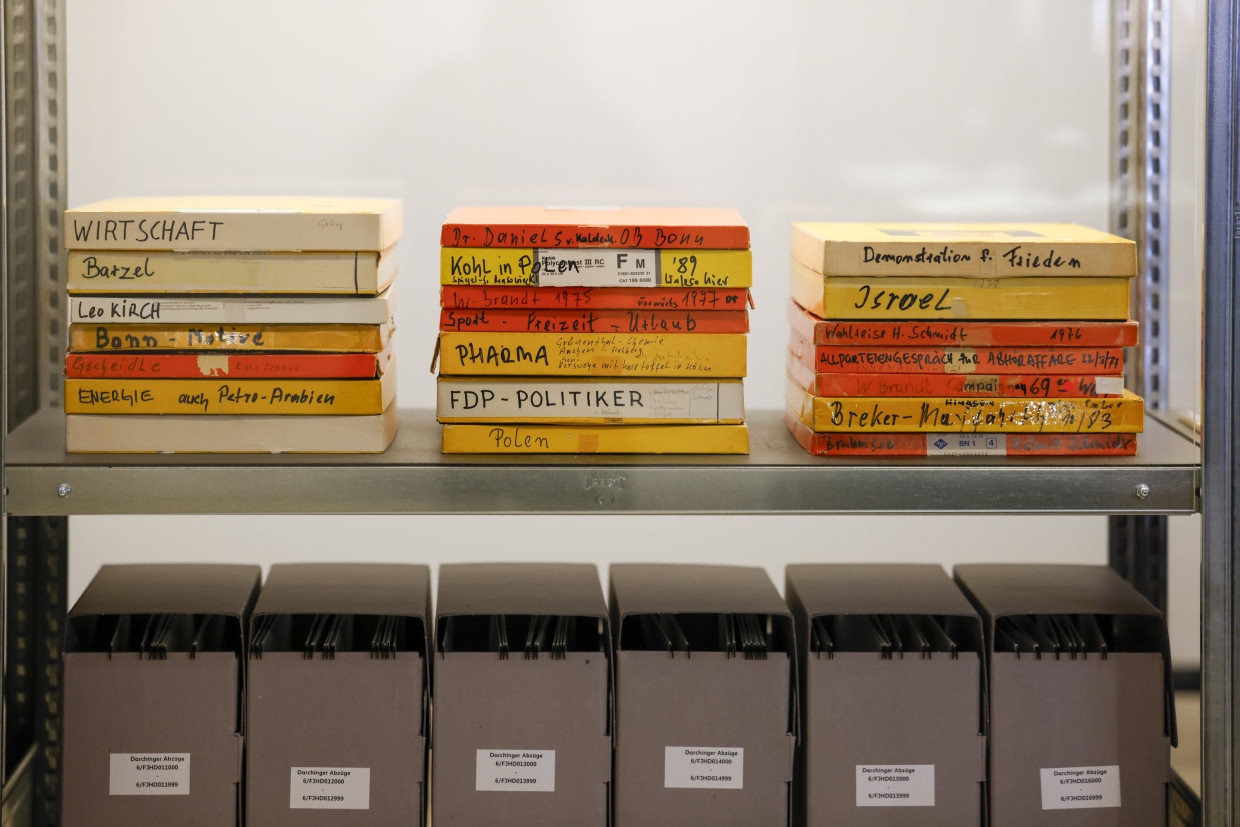 Beschriftete Fotokartons in der Bonner Ausstellung.