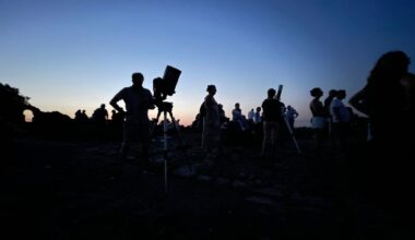 Eindrucksvolle Silhouette bei der Sternenbeobachtung auf dem Giebichenstein