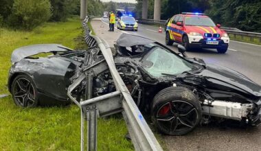 Unfall an A8 in Bayern: 700 PS starker McLaren rast unter Leitplanke | Regional