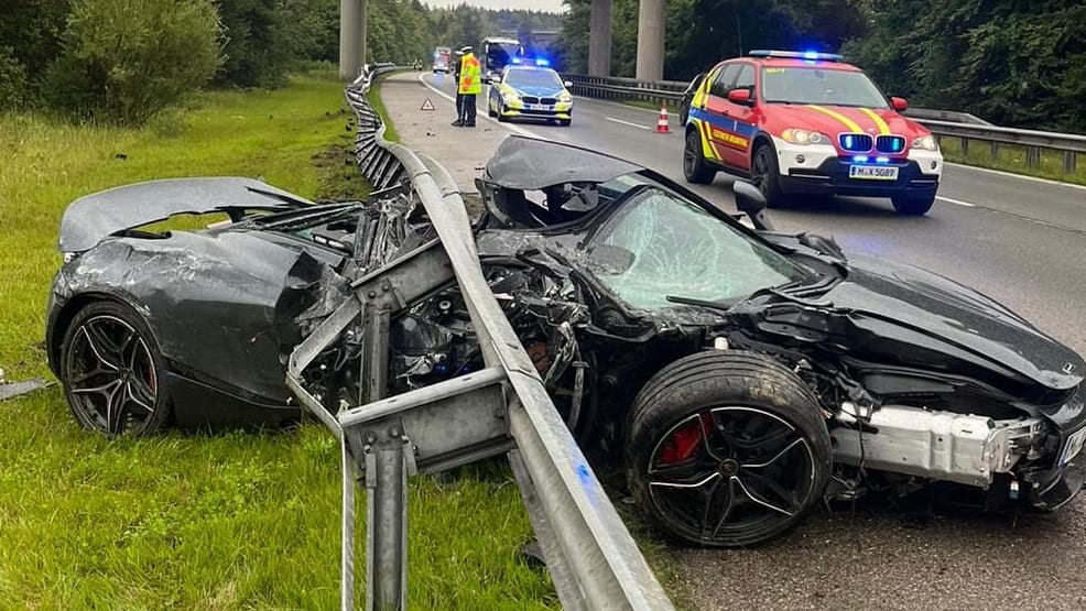 Unfall an A8 in Bayern: 700 PS starker McLaren rast unter Leitplanke | Regional
