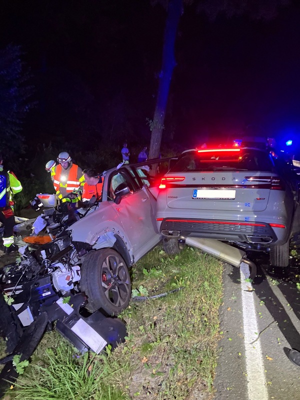 Bei einem Verkehrsunfall am frühen Samstagmorgen (16.08.2025) ist ein junger Mann schwer v