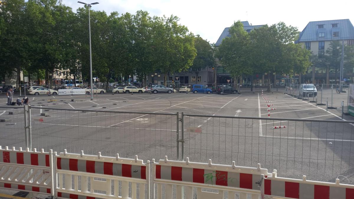 Bahn sperrt Parkplatz vor dem Augsburger Hauptbahnhof