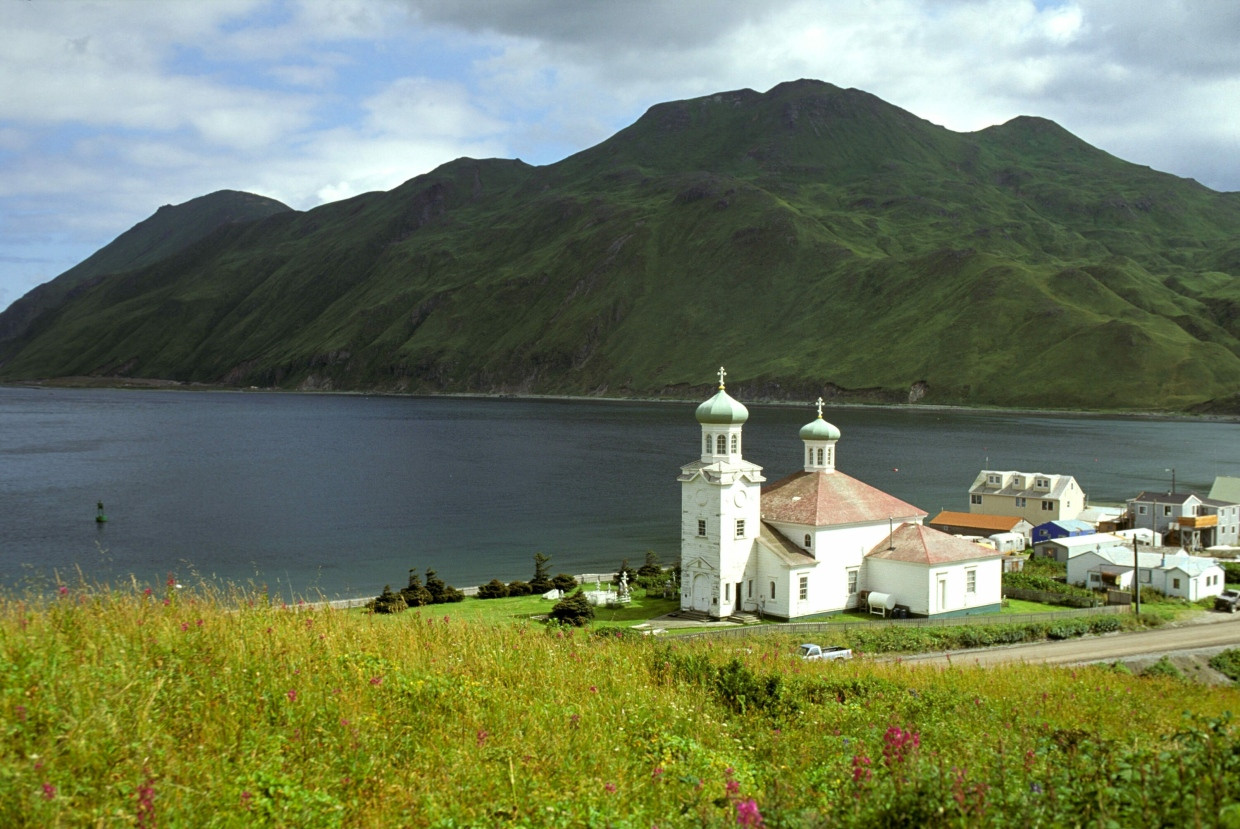 Blick auf eine russisch-orthodoxe Kirche in Unalaska, Alaska.