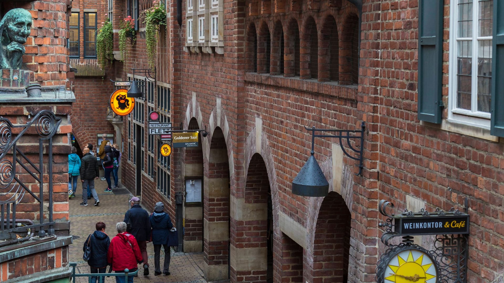 Blick in die Böttcherstraße in Bremen: Links lauert die Moorfrau.