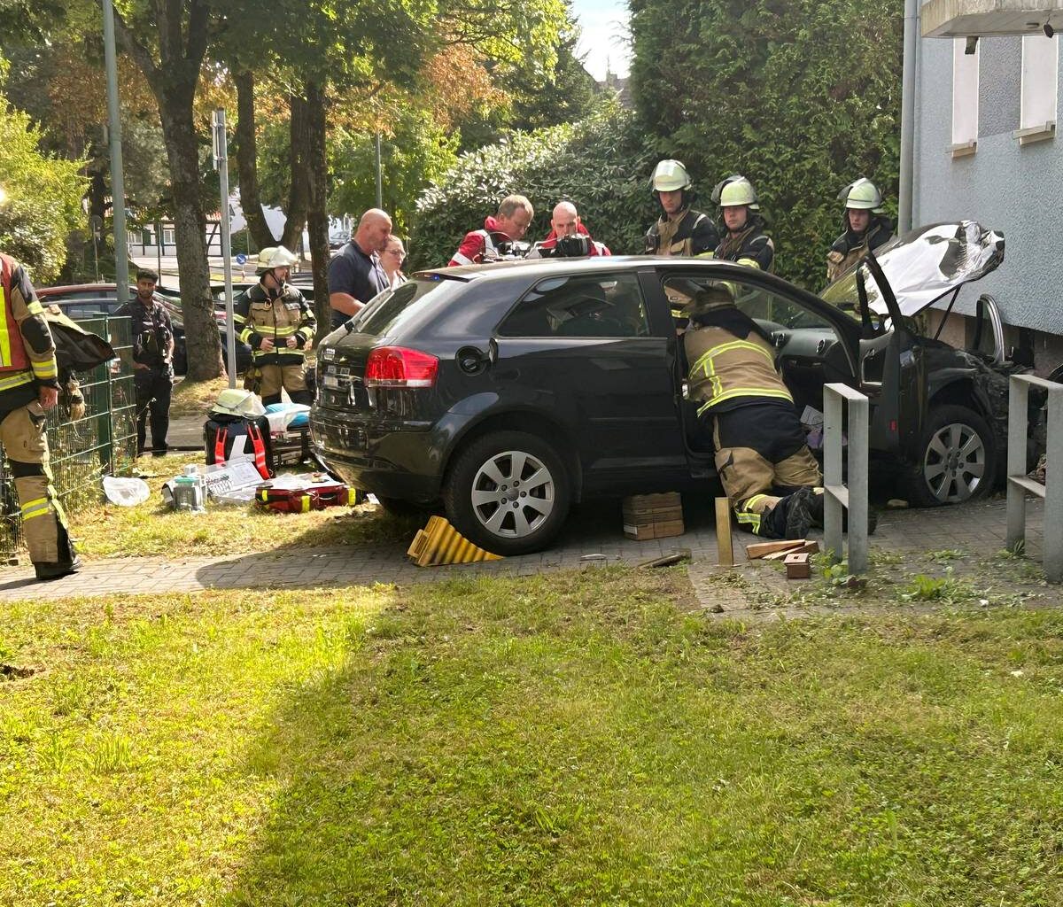 Unfall in Essen: Auto rammt Hauswand